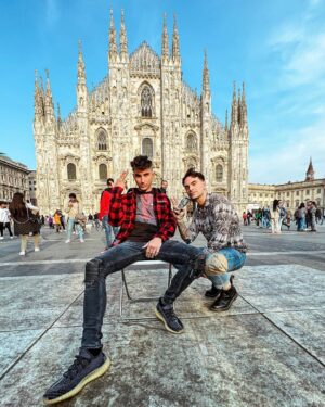 Sascha Burci Instagram - Ciao sono Sascha e oggi volevo cambiare un po’ aria per il nuovo taglio di capelli artistico, quindi ho scelto il Duomo di Milano, proprio al centro della piazza, nessun negozio! Posto più iconico dove poter prendere ispirazione con @gianluca_tadonio per il mio nuovo taglio drip in stile Simone da Orsenigo, l’architetto della meraviglia che vedete alle mie spalle ✨ #art #milano #haircut