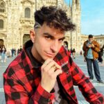 Sascha Burci Instagram - Ciao sono Sascha e oggi volevo cambiare un po’ aria per il nuovo taglio di capelli artistico, quindi ho scelto il Duomo di Milano, proprio al centro della piazza, nessun negozio! Posto più iconico dove poter prendere ispirazione con @gianluca_tadonio per il mio nuovo taglio drip in stile Simone da Orsenigo, l’architetto della meraviglia che vedete alle mie spalle ✨ #art #milano #haircut Duomo di Milano - Milan Cathedral