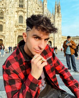 Sascha Burci Instagram - Ciao sono Sascha e oggi volevo cambiare un po’ aria per il nuovo taglio di capelli artistico, quindi ho scelto il Duomo di Milano, proprio al centro della piazza, nessun negozio! Posto più iconico dove poter prendere ispirazione con @gianluca_tadonio per il mio nuovo taglio drip in stile Simone da Orsenigo, l’architetto della meraviglia che vedete alle mie spalle ✨ #art #milano #haircut