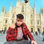 Sascha Burci Instagram - Ciao sono Sascha e oggi volevo cambiare un po’ aria per il nuovo taglio di capelli artistico, quindi ho scelto il Duomo di Milano, proprio al centro della piazza, nessun negozio! Posto più iconico dove poter prendere ispirazione con @gianluca_tadonio per il mio nuovo taglio drip in stile Simone da Orsenigo, l’architetto della meraviglia che vedete alle mie spalle ✨ #art #milano #haircut Duomo di Milano - Milan Cathedral