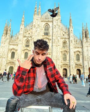 Sascha Burci Instagram - Ciao sono Sascha e oggi volevo cambiare un po’ aria per il nuovo taglio di capelli artistico, quindi ho scelto il Duomo di Milano, proprio al centro della piazza, nessun negozio! Posto più iconico dove poter prendere ispirazione con @gianluca_tadonio per il mio nuovo taglio drip in stile Simone da Orsenigo, l’architetto della meraviglia che vedete alle mie spalle ✨ #art #milano #haircut