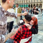 Sascha Burci Instagram - Ciao sono Sascha e oggi volevo cambiare un po’ aria per il nuovo taglio di capelli artistico, quindi ho scelto il Duomo di Milano, proprio al centro della piazza, nessun negozio! Posto più iconico dove poter prendere ispirazione con @gianluca_tadonio per il mio nuovo taglio drip in stile Simone da Orsenigo, l’architetto della meraviglia che vedete alle mie spalle ✨ #art #milano #haircut Duomo di Milano - Milan Cathedral