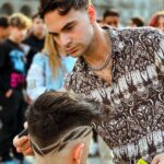 Sascha Burci Instagram - Ciao sono Sascha e oggi volevo cambiare un po’ aria per il nuovo taglio di capelli artistico, quindi ho scelto il Duomo di Milano, proprio al centro della piazza, nessun negozio! Posto più iconico dove poter prendere ispirazione con @gianluca_tadonio per il mio nuovo taglio drip in stile Simone da Orsenigo, l’architetto della meraviglia che vedete alle mie spalle ✨ #art #milano #haircut Duomo di Milano - Milan Cathedral