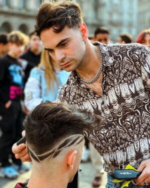 Sascha Burci Instagram - Ciao sono Sascha e oggi volevo cambiare un po’ aria per il nuovo taglio di capelli artistico, quindi ho scelto il Duomo di Milano, proprio al centro della piazza, nessun negozio! Posto più iconico dove poter prendere ispirazione con @gianluca_tadonio per il mio nuovo taglio drip in stile Simone da Orsenigo, l’architetto della meraviglia che vedete alle mie spalle ✨ #art #milano #haircut