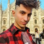 Sascha Burci Instagram – Ciao sono Sascha e oggi volevo cambiare un po’ aria per il nuovo taglio di capelli artistico, quindi ho scelto il Duomo di Milano, proprio al centro della piazza, nessun negozio! Posto più iconico dove poter prendere ispirazione con @gianluca_tadonio per il mio nuovo taglio drip in stile Simone da Orsenigo, l’architetto della meraviglia che vedete alle mie spalle ✨ #art #milano #haircut Duomo di Milano – Milan Cathedral