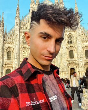Sascha Burci Instagram - Ciao sono Sascha e oggi volevo cambiare un po’ aria per il nuovo taglio di capelli artistico, quindi ho scelto il Duomo di Milano, proprio al centro della piazza, nessun negozio! Posto più iconico dove poter prendere ispirazione con @gianluca_tadonio per il mio nuovo taglio drip in stile Simone da Orsenigo, l’architetto della meraviglia che vedete alle mie spalle ✨ #art #milano #haircut