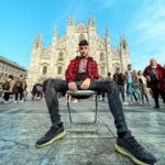 Sascha Burci Instagram – Ciao sono Sascha e oggi volevo cambiare un po’ aria per il nuovo taglio di capelli artistico, quindi ho scelto il Duomo di Milano, proprio al centro della piazza, nessun negozio! Posto più iconico dove poter prendere ispirazione con @gianluca_tadonio per il mio nuovo taglio drip in stile Simone da Orsenigo, l’architetto della meraviglia che vedete alle mie spalle ✨ #art #milano #haircut Duomo di Milano – Milan Cathedral