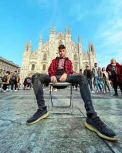 Sascha Burci Instagram - Ciao sono Sascha e oggi volevo cambiare un po’ aria per il nuovo taglio di capelli artistico, quindi ho scelto il Duomo di Milano, proprio al centro della piazza, nessun negozio! Posto più iconico dove poter prendere ispirazione con @gianluca_tadonio per il mio nuovo taglio drip in stile Simone da Orsenigo, l’architetto della meraviglia che vedete alle mie spalle ✨ #art #milano #haircut Duomo di Milano - Milan Cathedral