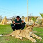 Sascha Burci Instagram – 🇮🇹: Quando si dice: “hai un coraggio da Leone”🦁 
La paura è umana, ma combattetela con il coraggio e con un pizzico di follia.

🇬🇧: When they say: “You have the courage of a lion” 🦁
Fear is human, but fight it with courage and a dash of madness. Dubai –  دبى