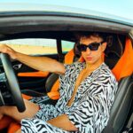 Sascha Burci Instagram – Se non potete volare, correte.
Se non potete correre, camminate.
Se non potete camminare, strisciate.
Ma in ogni caso, continuate a muovervi.
Io ora, posso driftare!! 😍 Dubai –  دبى