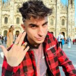 Sascha Burci Instagram - Ciao sono Sascha e oggi volevo cambiare un po’ aria per il nuovo taglio di capelli artistico, quindi ho scelto il Duomo di Milano, proprio al centro della piazza, nessun negozio! Posto più iconico dove poter prendere ispirazione con @gianluca_tadonio per il mio nuovo taglio drip in stile Simone da Orsenigo, l’architetto della meraviglia che vedete alle mie spalle ✨ #art #milano #haircut Duomo di Milano - Milan Cathedral