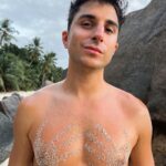 Sascha Burci Instagram - 🇮🇹: Un selvaggio su un’isola selvaggia 🏝️ La prima volta alle Seychelles non si scorda mai. Quale foto vi piace di più? 🇬🇧: A savage on a wild island 🏝️ You never forget your first time at Seychelles. Which photo do you like best? #seychelles #travel #island Mahe, Seychelles
