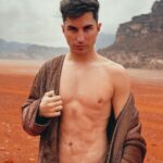 Sascha Burci Instagram - Tranquilli, ci penso io fare Gesù quest’anno! +33 anni festeggiati direttamente nelle sue terre 🤍 #jordan #desert #jesus #christmas Wadi Rum Desert, Jordan