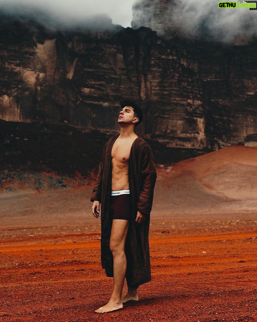 Sascha Burci Instagram - Tranquilli, ci penso io fare Gesù quest’anno! +33 anni festeggiati direttamente nelle sue terre 🤍 #jordan #desert #jesus #christmas Wadi Rum Desert, Jordan