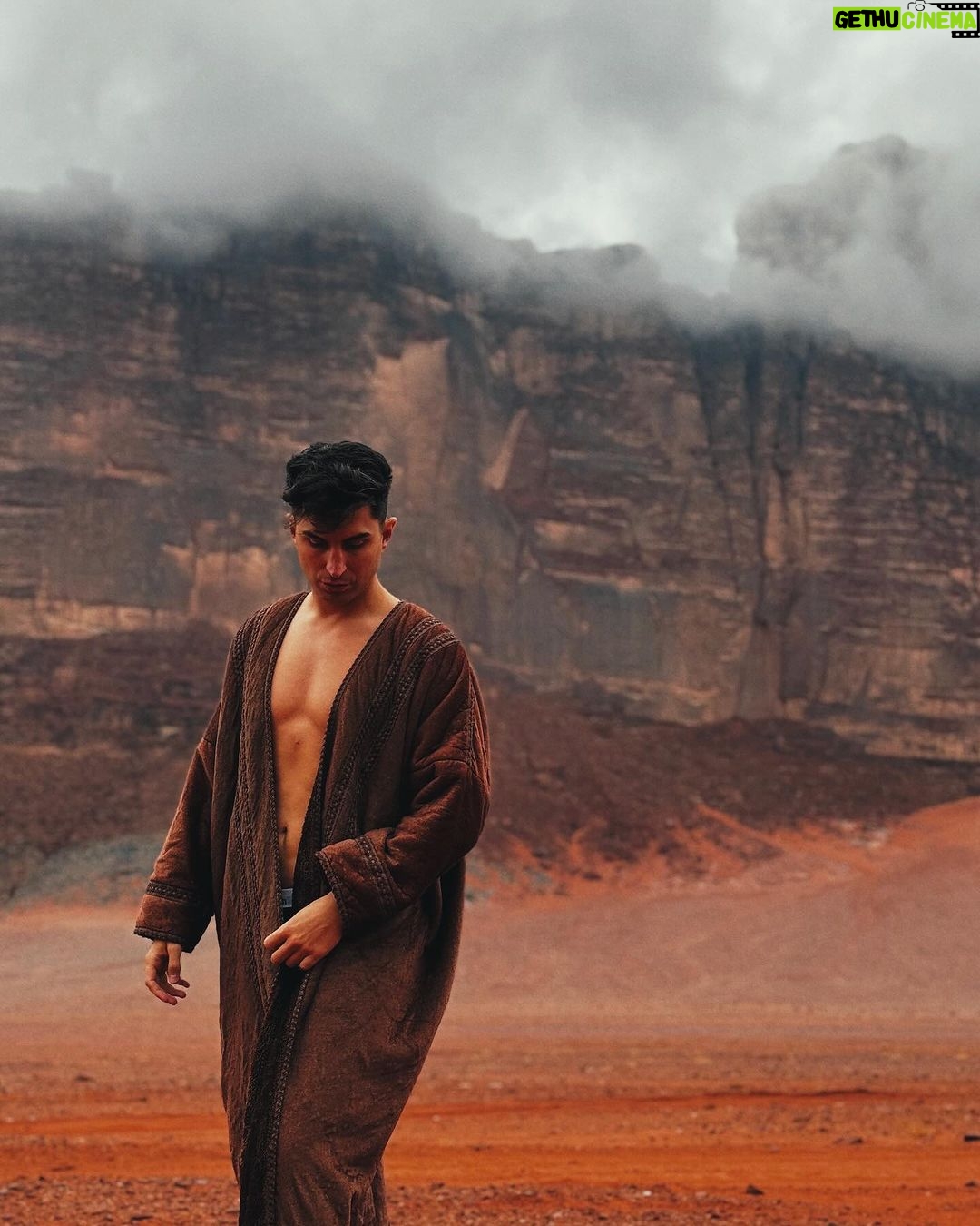 Sascha Burci Instagram - Tranquilli, ci penso io fare Gesù quest’anno! +33 anni festeggiati direttamente nelle sue terre 🤍 #jordan #desert #jesus #christmas Wadi Rum Desert, Jordan