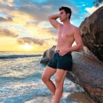 Sascha Burci Instagram - 🇮🇹: Un selvaggio su un’isola selvaggia 🏝️ La prima volta alle Seychelles non si scorda mai. Quale foto vi piace di più? 🇬🇧: A savage on a wild island 🏝️ You never forget your first time at Seychelles. Which photo do you like best? #seychelles #travel #island Mahe, Seychelles