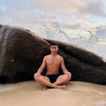 Sascha Burci Instagram - 🇮🇹: Un selvaggio su un’isola selvaggia 🏝️ La prima volta alle Seychelles non si scorda mai. Quale foto vi piace di più? 🇬🇧: A savage on a wild island 🏝️ You never forget your first time at Seychelles. Which photo do you like best? #seychelles #travel #island Mahe, Seychelles