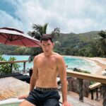 Sascha Burci Instagram - 🇮🇹: Un selvaggio su un’isola selvaggia 🏝️ La prima volta alle Seychelles non si scorda mai. Quale foto vi piace di più? 🇬🇧: A savage on a wild island 🏝️ You never forget your first time at Seychelles. Which photo do you like best? #seychelles #travel #island Mahe, Seychelles