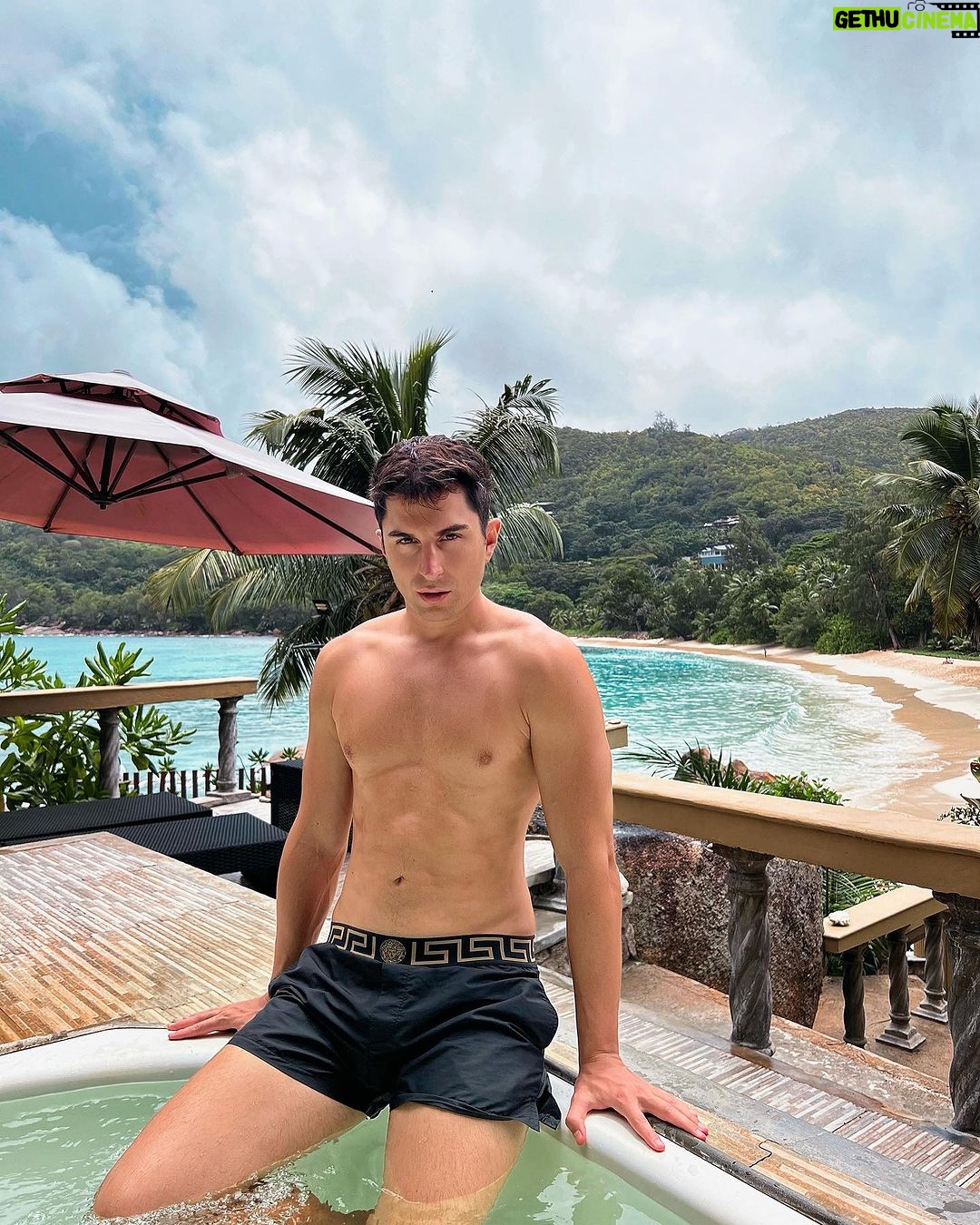 Sascha Burci Instagram - 🇮🇹: Un selvaggio su un’isola selvaggia 🏝️ La prima volta alle Seychelles non si scorda mai. Quale foto vi piace di più? 🇬🇧: A savage on a wild island 🏝️ You never forget your first time at Seychelles. Which photo do you like best? #seychelles #travel #island Mahe, Seychelles