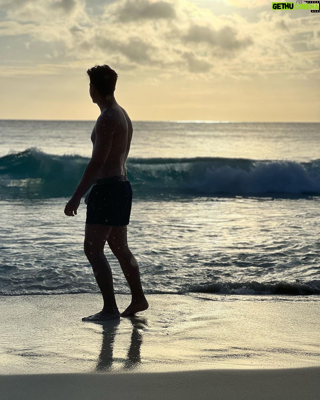 Sascha Burci Instagram - 🇮🇹: Un selvaggio su un’isola selvaggia 🏝️ La prima volta alle Seychelles non si scorda mai. Quale foto vi piace di più? 🇬🇧: A savage on a wild island 🏝️ You never forget your first time at Seychelles. Which photo do you like best? #seychelles #travel #island Mahe, Seychelles