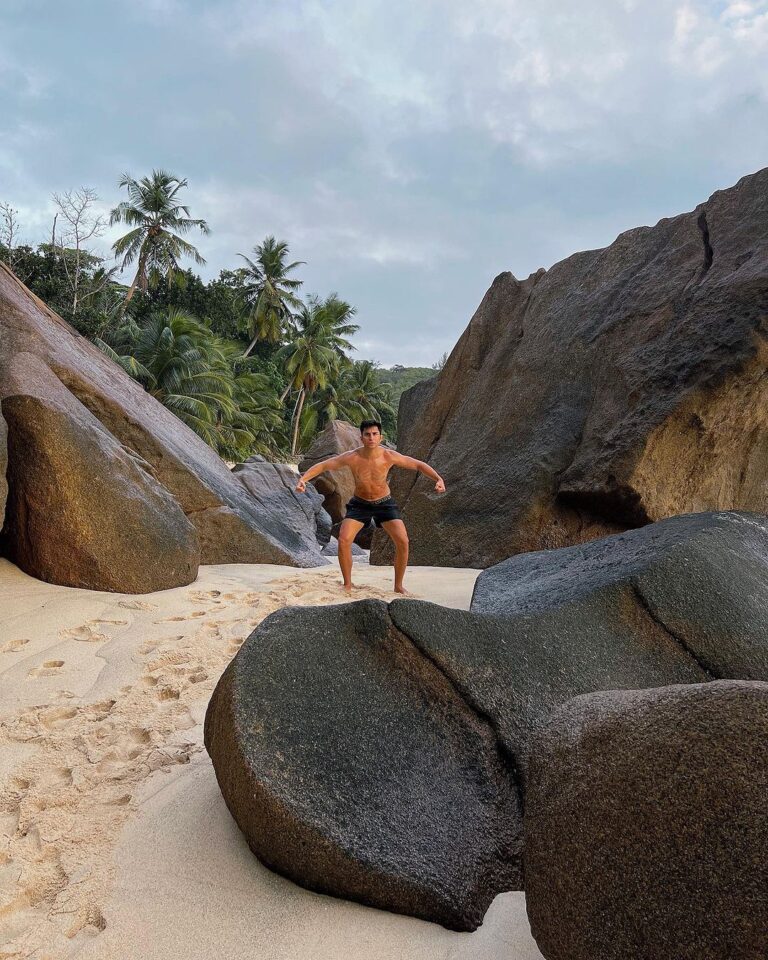 Sascha Burci Instagram - 🇮🇹: Un selvaggio su un’isola selvaggia 🏝️ La prima volta alle Seychelles non si scorda mai. Quale foto vi piace di più? 🇬🇧: A savage on a wild island 🏝️ You never forget your first time at Seychelles. Which photo do you like best? #seychelles #travel #island Mahe, Seychelles
