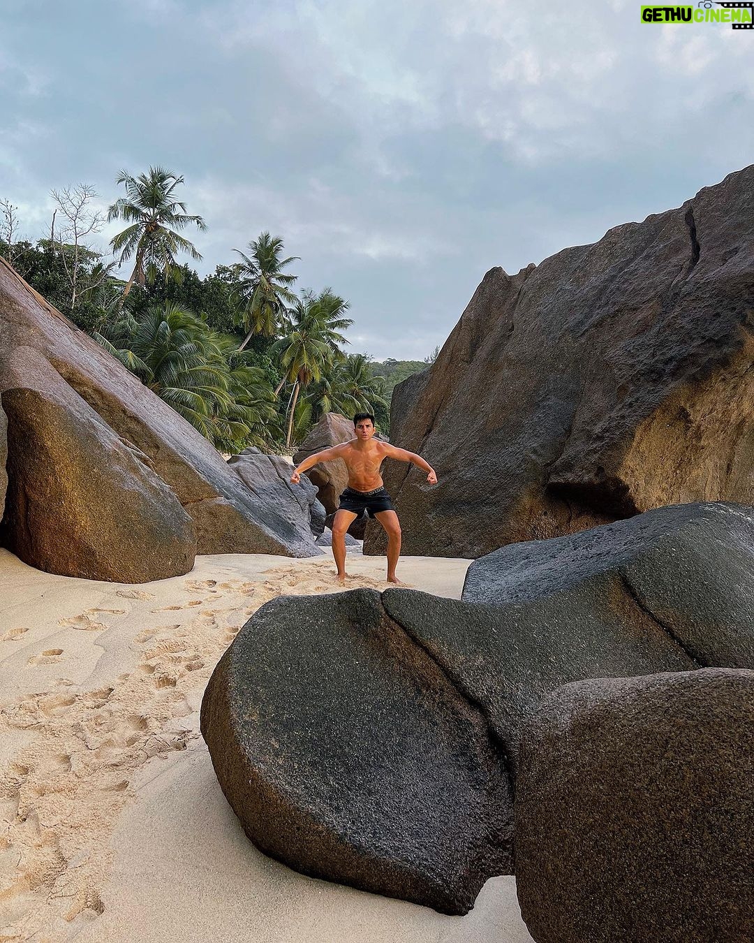 Sascha Burci Instagram - 🇮🇹: Un selvaggio su un’isola selvaggia 🏝️ La prima volta alle Seychelles non si scorda mai. Quale foto vi piace di più? 🇬🇧: A savage on a wild island 🏝️ You never forget your first time at Seychelles. Which photo do you like best? #seychelles #travel #island Mahe, Seychelles