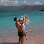 Sascha Burci Instagram - Si dice che se cerchi, trovi un tesoro… e io l’ho trovato molto lontano da dove sono nato. Negli ultimi anni ho voluto migliorare me stesso, mi sono trasferito e alla fine ho trovato quello che cercavo. Una bella persona vicino a me con cui sto bene, mi valorizza ogni giorno, mi rende sereno, mi aiuta per raggiungere i miei obiettivi e mi ama all’infinito. Come ogni percorso vediamo dove mi porterà, per ora buon primo anniversario mio piccolo Kotik 🐈🤍 Dubai, United Arab Emirates