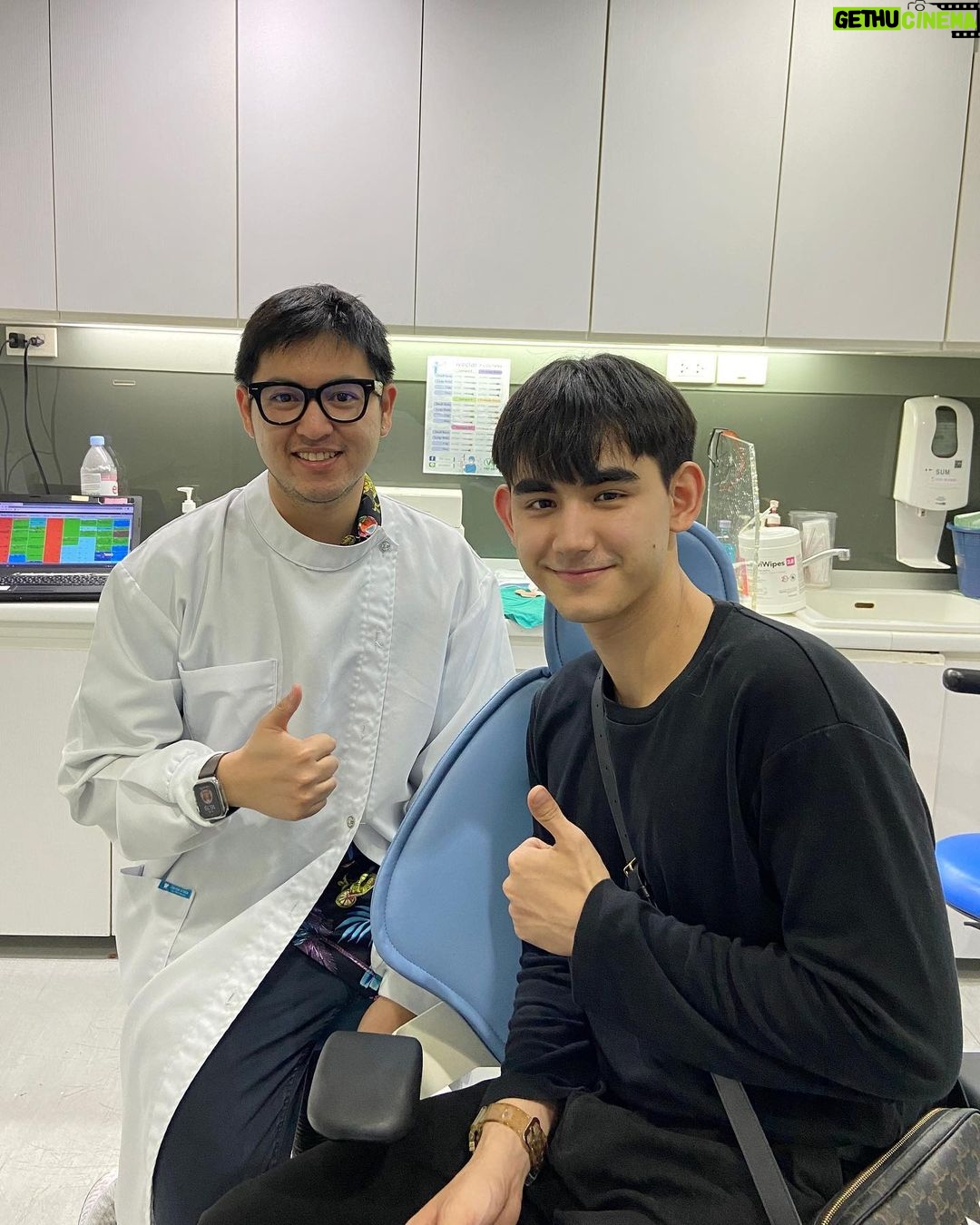 Sattabut Laedeke Instagram - วันนี้มาเริ่มต้นจัดฟันวันแรกที่ @bangkoksmiledentalclinic hฝากเนื้อฝากตัวด้วยนะครับ💙 และขอขอบคุณกระเช้ารังนกและผลไม้สวยสวยของ @premiumfruit ด้วยครับ🙏🏻 Bangkok Smile Dental Clinic