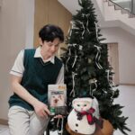 Sattaphong Phiangphor Instagram - โฮะ โฮะ โฮ่! 🌲 คริสต์มาสนี้แฮปปี้ไม่ขออะไรมากค่ะ ขอแค่อากาศเย็นแบบนี้ไปนาน ๆ แล้วก็มี #kattybossplatinum ให้หนูทุกมื้อก็พอแล้ว ☃️❄️🩵 @kattybossandbravoboss #kattybossplatinum #อาหารแมวเกรดพรีเมียม