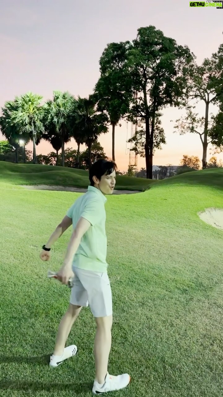 Sattaphong Phiangphor Instagram - Nite Nite Golf🌙 #summitwindmillgolfclub Summit Windmill Golf Club