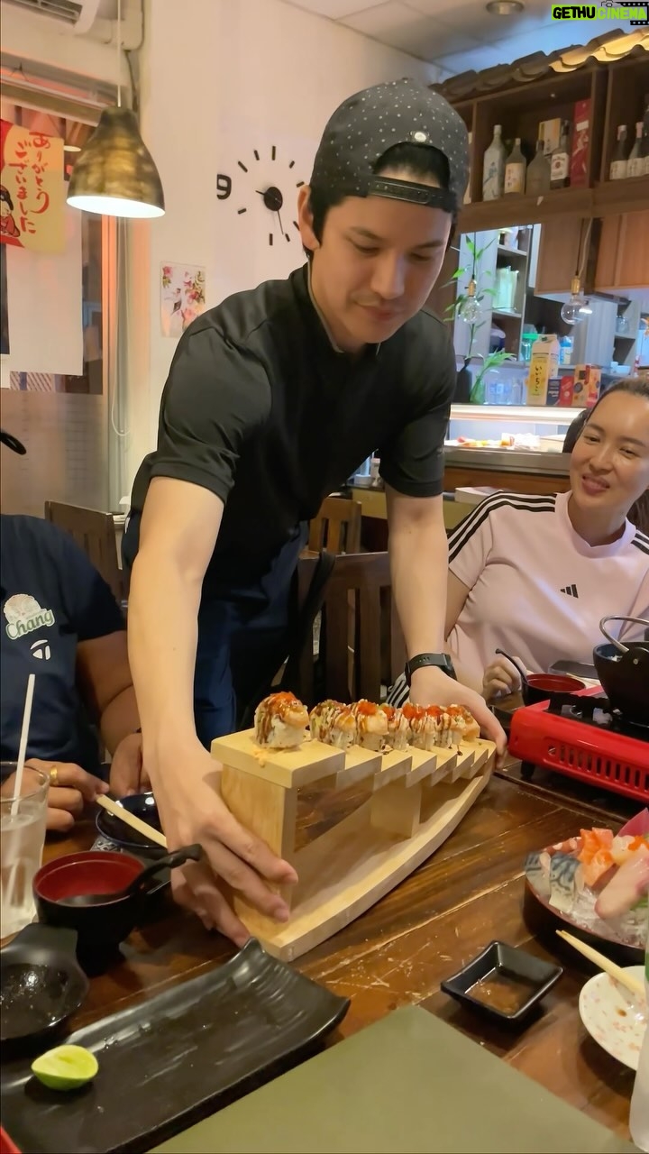 Sattaphong Phiangphor Instagram - Salmon Express ร้านอาหารญี่ปุ่นร้านประจำเวลาเต๋าไปซ้อมกอล์ฟ อยู่สนามไดร์ฟกอล์ฟ Windmill Arena ชั้น2 #Taostp