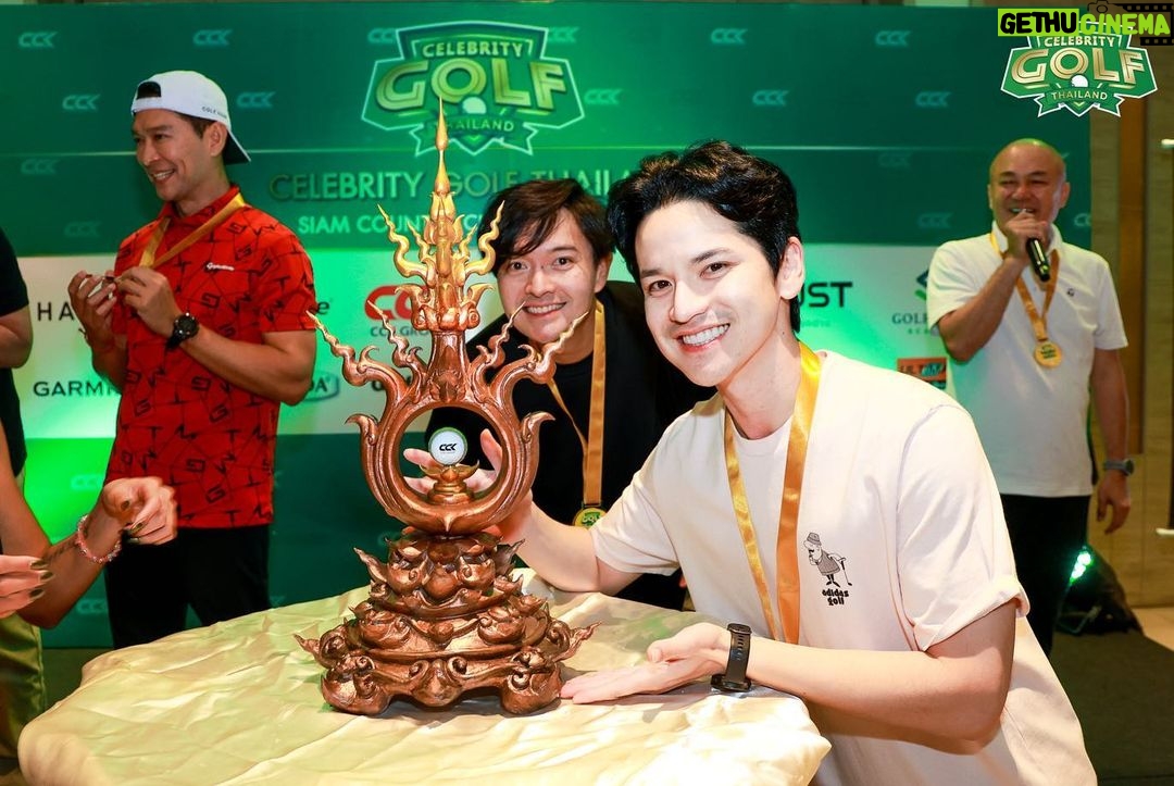 Sattaphong Phiangphor Instagram - จบไปแล้วครับกับงานกอล์ฟการกุศล Celebrity Golf Thailand ✨🇹🇭 เมื่อวานต้องบอกเลยว่าสนุกมาก ๆ ครับ และทีมสีแดงก็ได้คว้าแชมป์ไปครองด้วยยย 🔴🏆รู้สึกดีใจมาก ๆ ที่ได้มีส่วนร่วมกับงานครั้งนี้ ก่อนอื่นต้องขอขอบคุณโกบอยที่เป็นแม่งานในครั้งนี้นะครับ @koboykrush ขอบคุณเมาส์ @mousenatcha ที่เป็นคู่แข่งที่ดุเดือด สูสีมาก มาตัดสินกันหลุมสุดท้าย มันส์มาก✌🏻ขอบคุณสปอนเซอร์ทุกท่านที่สนับสนุนตลอดการแข่งขัน และยอดบริจาคจากงานครั้งนี้ที่ได้มอบให้กับสภากาชาดไทยทั้งหมด 700,000 บาทครับ 🙏🏻 #CelebrityGolfThailand