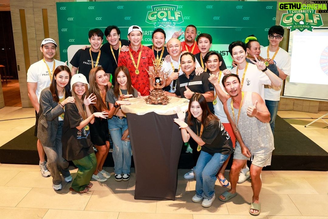Sattaphong Phiangphor Instagram - จบไปแล้วครับกับงานกอล์ฟการกุศล Celebrity Golf Thailand ✨🇹🇭 เมื่อวานต้องบอกเลยว่าสนุกมาก ๆ ครับ และทีมสีแดงก็ได้คว้าแชมป์ไปครองด้วยยย 🔴🏆รู้สึกดีใจมาก ๆ ที่ได้มีส่วนร่วมกับงานครั้งนี้ ก่อนอื่นต้องขอขอบคุณโกบอยที่เป็นแม่งานในครั้งนี้นะครับ @koboykrush ขอบคุณเมาส์ @mousenatcha ที่เป็นคู่แข่งที่ดุเดือด สูสีมาก มาตัดสินกันหลุมสุดท้าย มันส์มาก✌🏻ขอบคุณสปอนเซอร์ทุกท่านที่สนับสนุนตลอดการแข่งขัน และยอดบริจาคจากงานครั้งนี้ที่ได้มอบให้กับสภากาชาดไทยทั้งหมด 700,000 บาทครับ 🙏🏻 #CelebrityGolfThailand