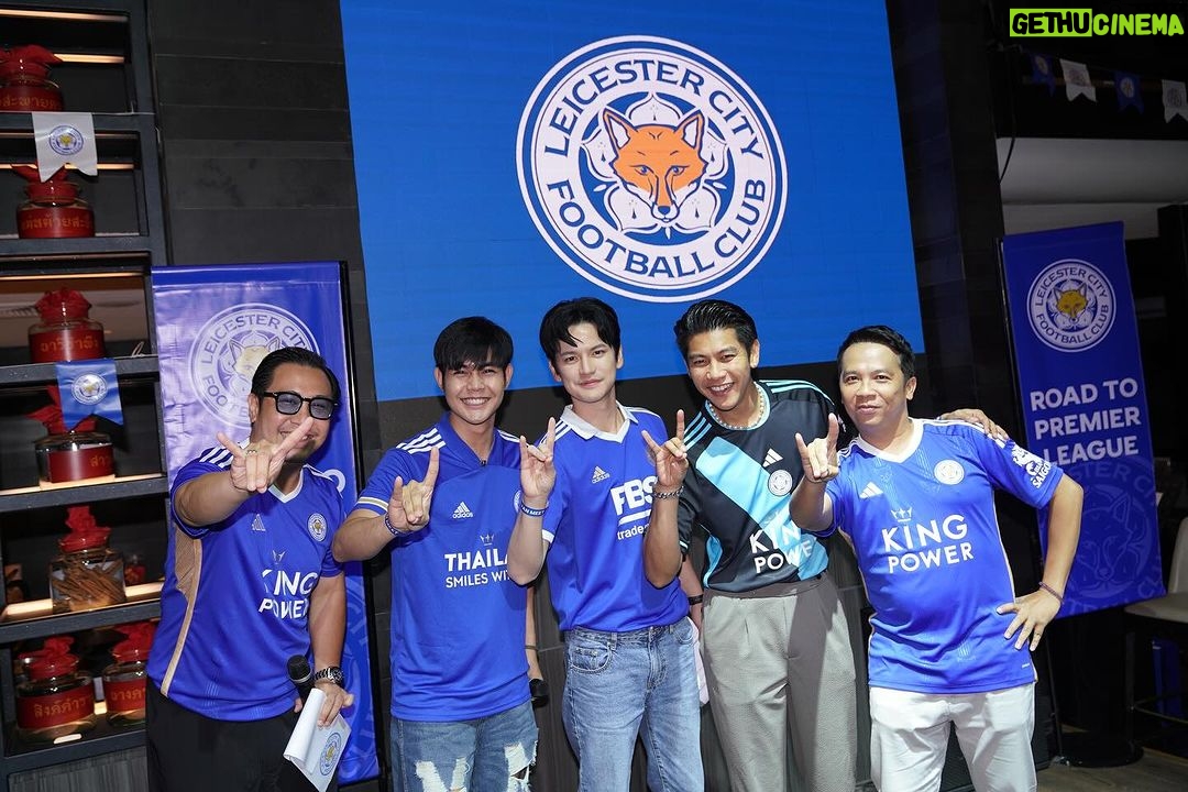 Sattaphong Phiangphor Instagram - ทายผลถูกด้วย 2-0 รั้งจ่าฝูงครับผม 🎉 วันนี้มารวมตัวกันอีกครั้งของแฟนบอล เลสเตอร์ ซิตี้ ในงาน LCFC FAN MEET 2023 โดยมีคุณอภิเชษฐ์ ศรีวัฒนประภา รองประธานสโมสรฟุตบอลเลสเตอร์ ซิตี้ และแฟนบอล “จิ้งจอกสยาม” รวมถึงอินฟลูเอนเซอร์ สายฟุตบอลชื่อดังมากมายเข้าร่วมกิจกรรมในครั้งนี้ ภายในงานมีกิจกรรมให้ร่วมสนุกบนเวทีพร้อมแจกของรางวัลมากมาย (แต่ผมไม่ได้เลยรอบหน้าจะไปลุ้นใหม่ครับ) #LCFC #LCFCTH #Leicestercity #Foxesneverquit #Foxgang #เลสเตอร์ซิตี้ #จิ้งจอกสยาม #เลสเตอร์