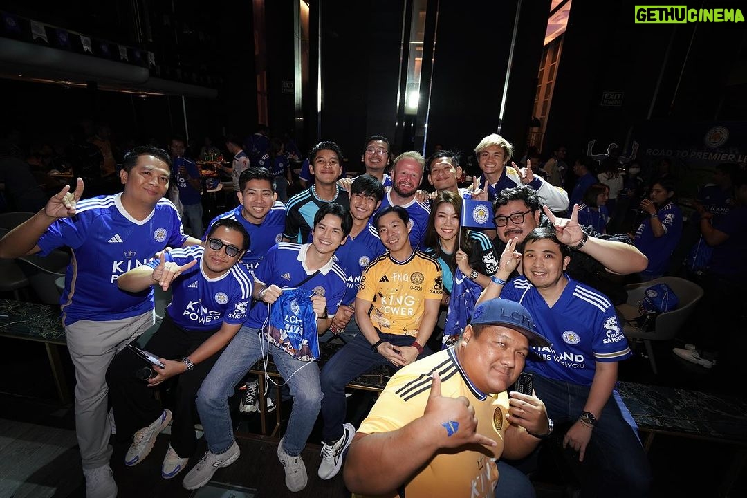 Sattaphong Phiangphor Instagram - ทายผลถูกด้วย 2-0 รั้งจ่าฝูงครับผม 🎉 วันนี้มารวมตัวกันอีกครั้งของแฟนบอล เลสเตอร์ ซิตี้ ในงาน LCFC FAN MEET 2023 โดยมีคุณอภิเชษฐ์ ศรีวัฒนประภา รองประธานสโมสรฟุตบอลเลสเตอร์ ซิตี้ และแฟนบอล “จิ้งจอกสยาม” รวมถึงอินฟลูเอนเซอร์ สายฟุตบอลชื่อดังมากมายเข้าร่วมกิจกรรมในครั้งนี้ ภายในงานมีกิจกรรมให้ร่วมสนุกบนเวทีพร้อมแจกของรางวัลมากมาย (แต่ผมไม่ได้เลยรอบหน้าจะไปลุ้นใหม่ครับ) #LCFC #LCFCTH #Leicestercity #Foxesneverquit #Foxgang #เลสเตอร์ซิตี้ #จิ้งจอกสยาม #เลสเตอร์