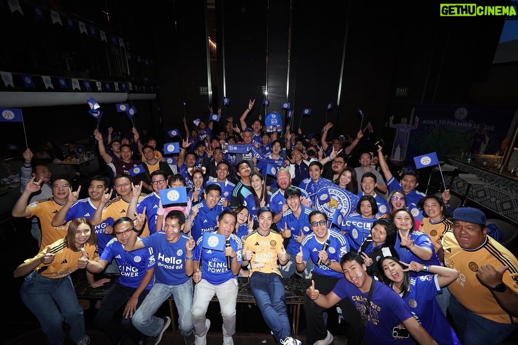 Sattaphong Phiangphor Instagram - ทายผลถูกด้วย 2-0 รั้งจ่าฝูงครับผม 🎉 วันนี้มารวมตัวกันอีกครั้งของแฟนบอล เลสเตอร์ ซิตี้ ในงาน LCFC FAN MEET 2023 โดยมีคุณอภิเชษฐ์ ศรีวัฒนประภา รองประธานสโมสรฟุตบอลเลสเตอร์ ซิตี้ และแฟนบอล “จิ้งจอกสยาม” รวมถึงอินฟลูเอนเซอร์ สายฟุตบอลชื่อดังมากมายเข้าร่วมกิจกรรมในครั้งนี้ ภายในงานมีกิจกรรมให้ร่วมสนุกบนเวทีพร้อมแจกของรางวัลมากมาย (แต่ผมไม่ได้เลยรอบหน้าจะไปลุ้นใหม่ครับ) #LCFC #LCFCTH #Leicestercity #Foxesneverquit #Foxgang #เลสเตอร์ซิตี้ #จิ้งจอกสยาม #เลสเตอร์