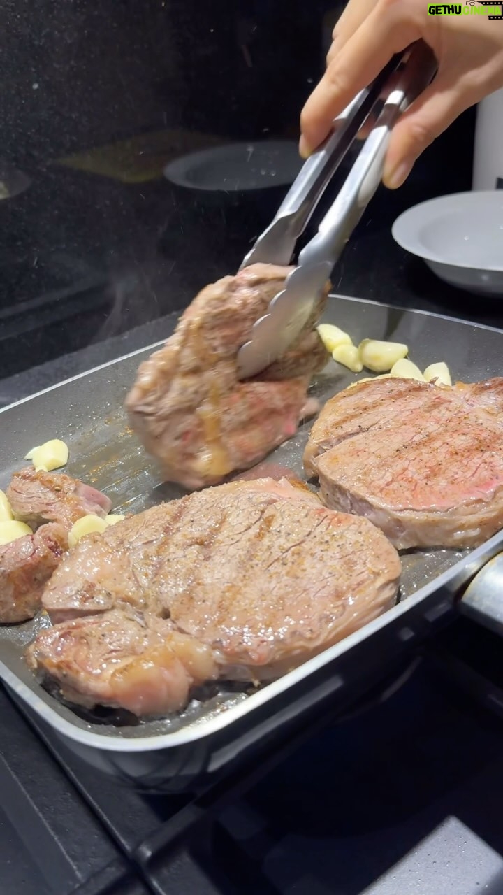 Sattaphong Phiangphor Instagram - มื้อเย็นวันนี้เน้นโปรตีนล้วนๆ สั่งเนื้อFurano Tenderloin A4จากร้าน @furano.wagyu เอามาทำเองเลยเนื้อดีมากกกก #Taostp #ติดกิน @teka.th