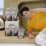 Sattaphong Phiangphor Instagram - มันจะมีอยู่คนนึง (กินอย่างเดียวไม่สนใคร🤭) ริชชี่: ก็ Katty Boss อร่อยถูกใจชี่นี่ครับพ่อ #KATTYBOSSPlatinum #KATTYBOSS #เมนูเด็ดมัดใจท่านเหมียว #เต๋าเลือกKATTYBOSSPlatinum #KATTYBOSSPlatinumXเต๋าเศรษฐพงศ์ #KATTYBOSSPlatinumXTAOSTP