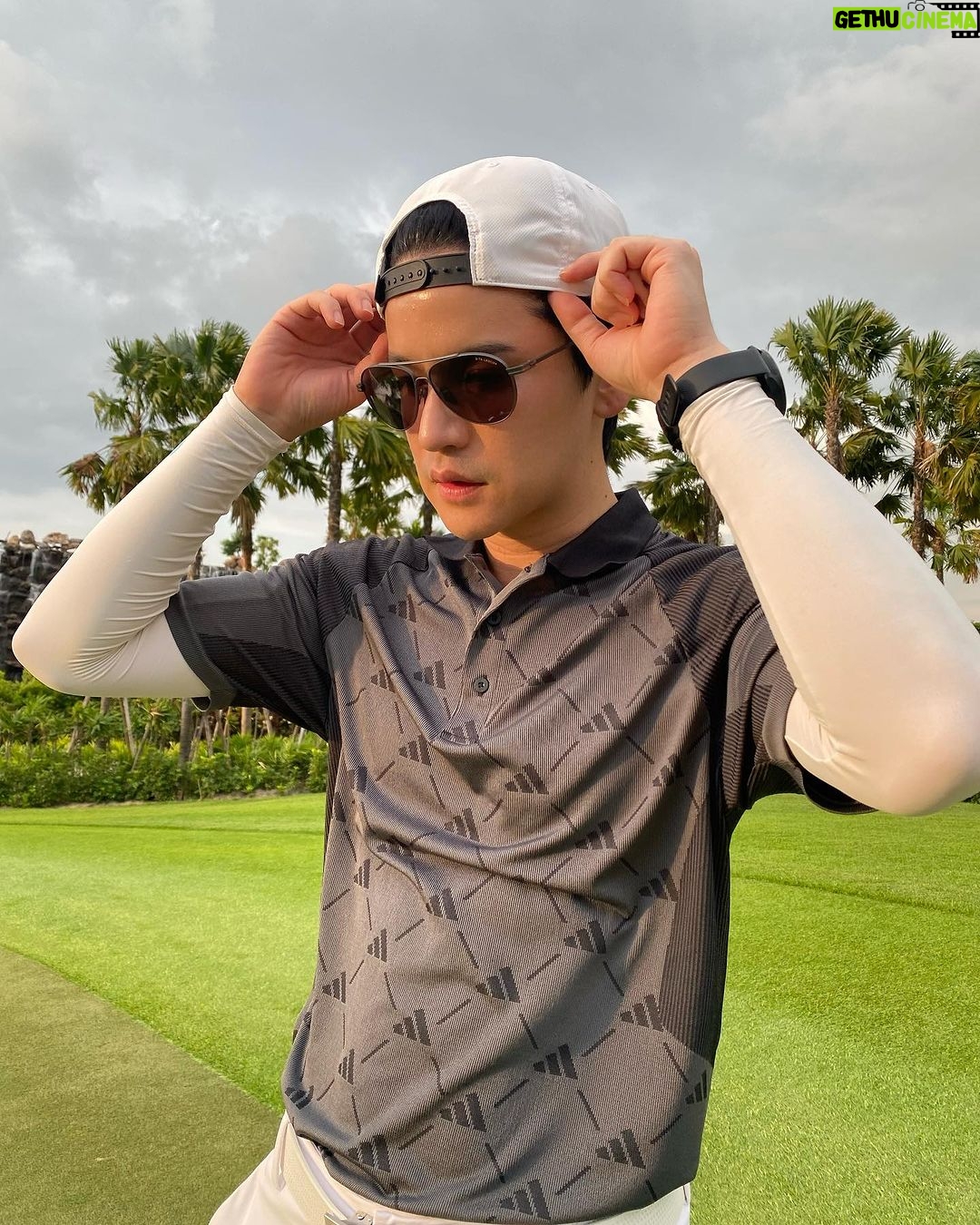 Sattaphong Phiangphor Instagram - วันนี้มาป้ายยาครับ แว่นตาที่ใส่ออกรอบแล้วสบายตามากๆมองเห็นลูกชัดมาก แล้วน้ำหนักเบาเข้ากับใบหน้าของเราได้อย่างดีเลย @eyelinkvision_thailand #DITA #DLITALancier #EYElinkvision Robinswood Golf Club