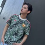 Sattaphong Phiangphor Instagram - 𝐌𝐚𝐧𝐜𝐡𝐞𝐬𝐭𝐞𝐫 𝐔𝐧𝐢𝐭𝐞𝐝 𝐗 𝐒𝐭𝐨𝐧𝐞 𝐑𝐨𝐬𝐞𝐬 𝐂𝐨𝐥𝐥𝐞𝐜𝐭𝐢𝐨𝐧 😈🍋 คอลเลกชันที่เกิดจากการผสมผสานระหว่างฟุตบอล และวัฒนธรรมของดนตรีเข้าด้วยกันอย่างลงตัว เพื่อยกย่องให้กับตำนานผู้กล้าหาญของแมนเชสเตอร์ และลวดลายก็ยังได้รับแรงบันดาลใจมาจากปกอัลบั้มสุดคลาสสิกอย่าง “This is the One” ของวงร็อคจากเมืองเเมนเชสเตอร์ “The Stone Roses” 🏴󠁧󠁢󠁥󠁮󠁧󠁿 #AriFootball #FootballForAll #ฟุตบอลของทุกคน