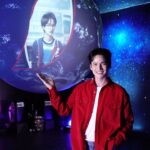 Sattaphong Phiangphor Instagram - วันนี้เต๋าได้มีโอกาสมางาน เนสกาแฟ Make Your World ของ @nescafethailand ที่ Emsphere นะครับ คอนเซปต์ของเค้าคือ โลกของคุณ สร้างแรงบันดาลใจให้ใครอีกหลายคน มีทั้งกิจกรรมสนุกๆ และกาแฟให้เลือกดื่มหลากหลายมาก ๆ ใครสายกาแฟงานนี้ต้องห้ามพลาด งานจัดขึ้นที่ Emsphere ตั้งแต่วันที่ 13 - 21 มกราคม ตั้งแต่เวลา 10.00 - 21.00 มารับพลังบวกและส่งต่อแรงบันดาลใจกันเยอะๆ นะครับ #NESCAFEMakeYourWorld #โลกของคุณสร้างแรงบันดาลใจให้ใครอีกหลายคน