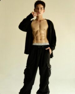 Sattaphong Phiangphor Instagram - “It’s me 2024” ขอบคุณ @tikky_w ที่ยอมไม่กินของอร่อยแล้วก็ไม่ได้ไปเที่ยวกันมากินคลีนด้วยกันตลอดสามเดือนที่ผ่านมา เดี๋ยวพาไปจัดหมาล่านะครับ😬 อีกหนึ่งคนที่ต้องขอบคุณพี่ @bestfitts ที่จัดโปรแกรมที่เหมาะกับเต๋าและจัดร่างนี้มาให้ครับ ขอบคุณมากๆครับ🙏🏻 #Taostp Photographer : @termsit Makeup : @subsin_billion
