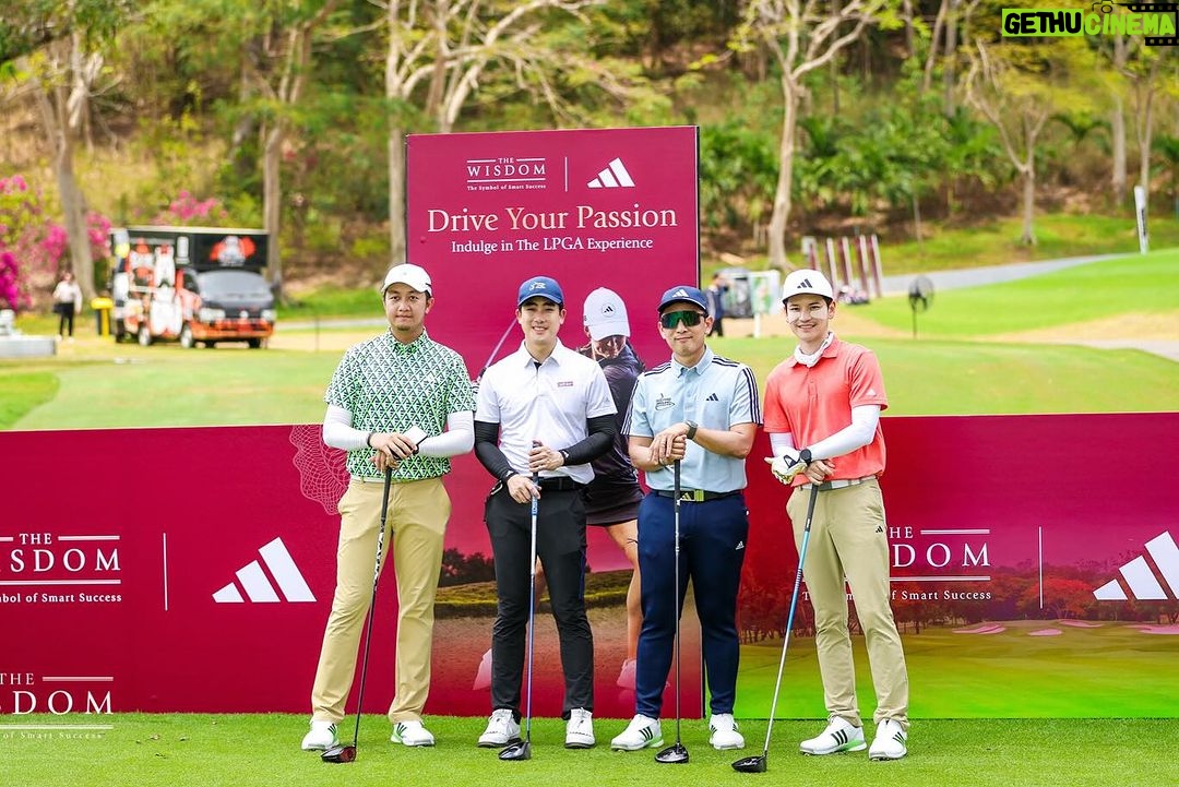 Sattaphong Phiangphor Instagram - ตามรอยโปร ในงาน The Wisdom ขอขอบคุณ Adidas GolfThailand ที่เชิญเต๋ามาร่วมเล่นในงานนี้นะครับงานสนุกมากๆสนามยากมากสมกับเป็นสนามระดับเวิลด์คลาสจริงๆ #adidasgolf #adidasgolfthailand #THEWISDOMGOLF #KBANKTHEWISDOM #ติดกอล์ฟ สนามกอล์ฟ สยามคันทรีคลับ โอลด์คอร์ส อำเภอบางละมุง จังหวัดชลบุรี
