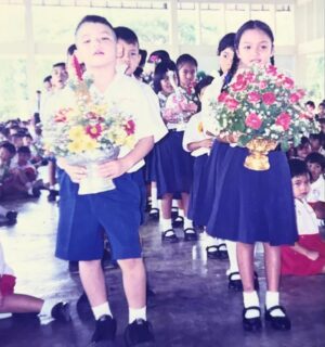 Sattaphong Phiangphor Instagram - เปิดอัลบั้มรูปสมัยเด็กๆดู ก็ค้นพบว่าตอนเด็กเราถือพานบ่อยขนาดนี้เลยหรอ ด.ช.เต๋า 😂