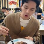 Sattaphong Phiangphor Instagram - มาฮ่องกงรอบนี้ได้กินห่านแล้ว ร้านนี้อร่อยมากทั้งห่านทั้งหมูกรอบทั้งหมูแดง 🤪 ชื่อร้าน Yung’s Tangerine Peel Roast Goose #Taostp #Hongkong #ติดเต๋า