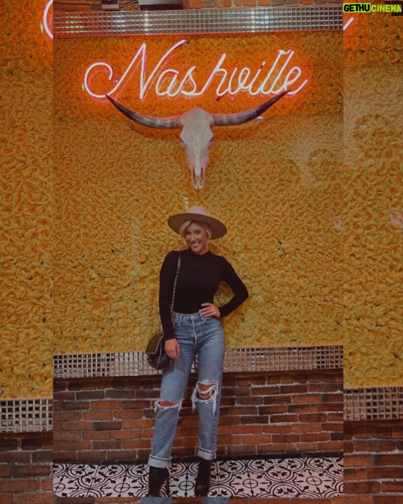 Savannah Chrisley Instagram - Yellow Rose of who the hell knows… Downtown Nashville