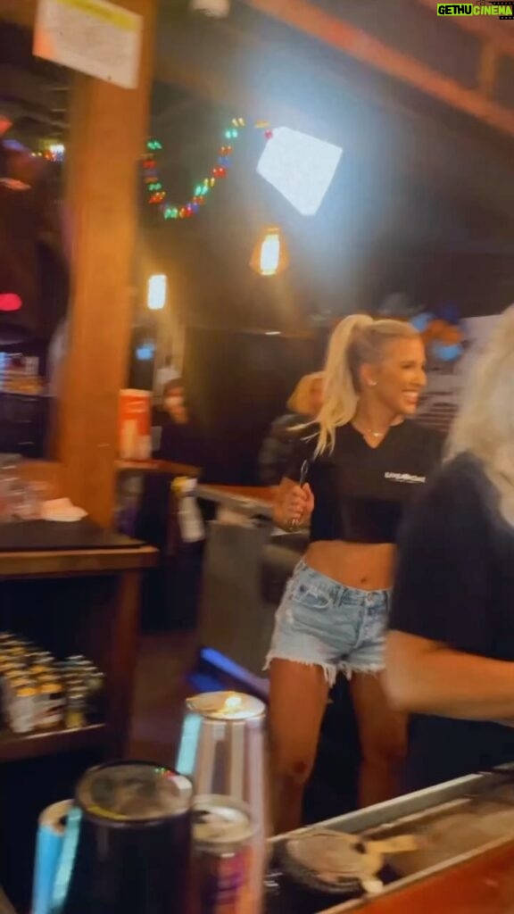 Savannah Chrisley Instagram - Find you a better bartender….I’ll wait 😉 ••• TUNE IN to Growing Up Chrisley in 10 MINS! 9/8c on @eentertainment to see what it’s all about 😏 #fixadrink #bartender