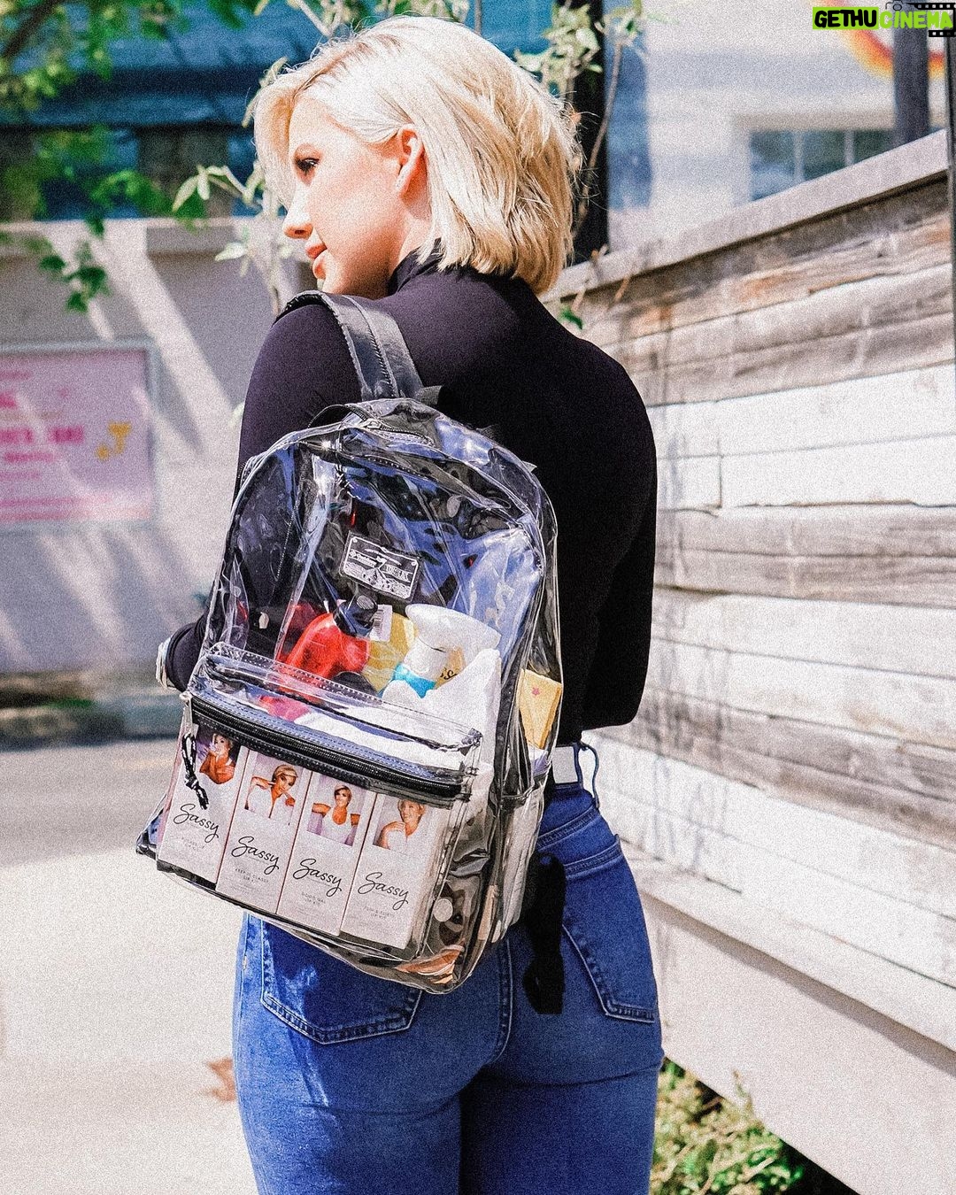 Savannah Chrisley Instagram - She's a Marilyn in blue jeans With a touch of Jackie O 😉 ••• Don’t walk…RUN! The @sassybysavannah OFFICIAL POP UP is happening tomorrow and Saturday at @haudreyboutique from 10am - 6pm! And I AM READY 😉😏