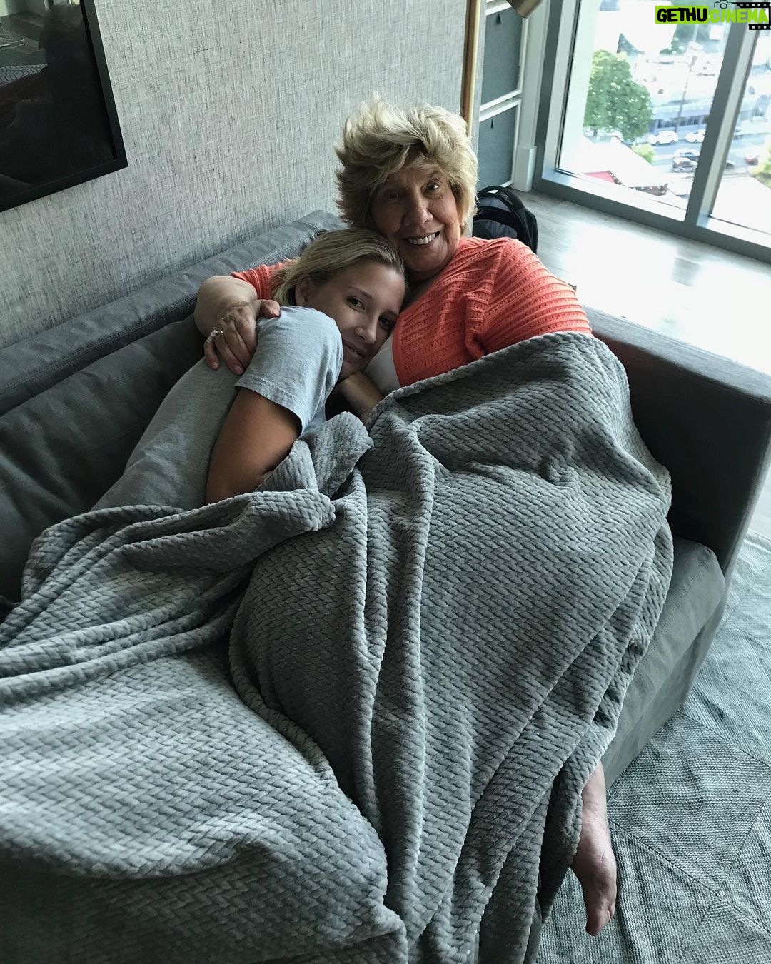 Savannah Chrisley Instagram - HAPPY BIRTHDAY to my forever girl❤️ Thank you for the ENDLESS hugs, laughs, kisses, long talks, and endless loads of laundry 😂🤪 I love you more thank life itself! Can’t wait for you to live forever!! Now…let’s go gambling😏