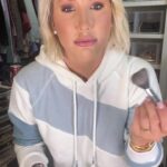 Savannah Chrisley Instagram - Well…here we have a little @sassybysavannah tutorial on @juliechrisley 😍🎉 using the new essential eye and face palette!